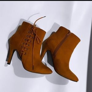BROWN ANKLE BOOTS !